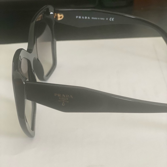 Prada sunglasses - Picture 3 of 9